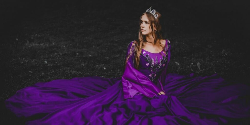 Femme portant une robe fantasy violette et un diadème