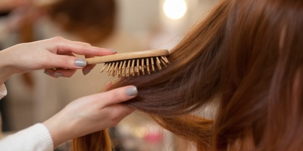 Femme se faisant brosser les cheveux