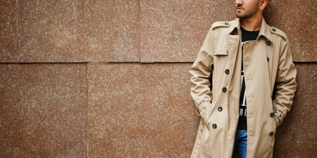 Homme portant un trench coat